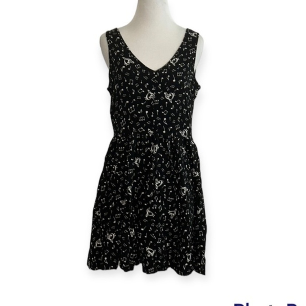 Hot‎ topic large musical notes skater dress